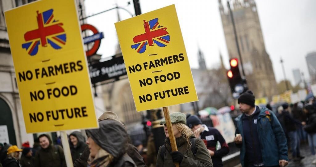 Los granjeros invaden Londres en protesta por al reforma fiscal laborista