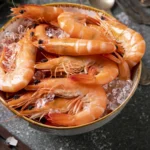 ¿Es seguro chupar las cabezas de las gambas o langostinos? Una experta lo aclara