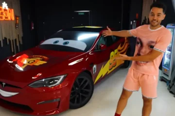 Polémica en redes por el &quot;sorteo&quot; del Tesla de Rayo McQueen que anunció The Grefg por Navidad: &quot;Es una rifa&quot;