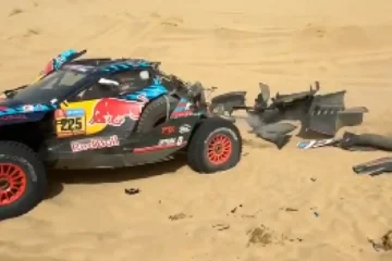 Carlos Sainz sufre un serio accidente en la etapa 2, vuelca su Ford y sus opciones de ganar el Dakar 2025 se complican seriamente