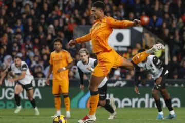 Bellingham remonta y pone líder al Real Madrid en un loco partido en Mestalla en el que Vinícius fue expulsado