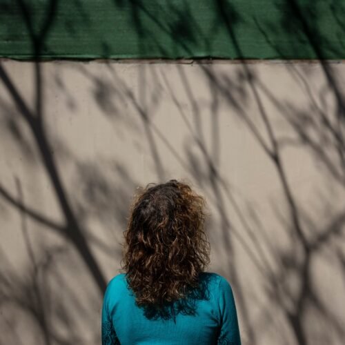 Las madres que tienen que cuidar a sus hijos 24 horas al día el resto de sus vidas: “Vivimos en una cárcel de la que no podemos salir”