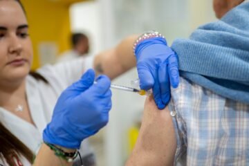 Desde las vacunas al alcohol: cómo los médicos afrontan el negacionismo científico en la consulta