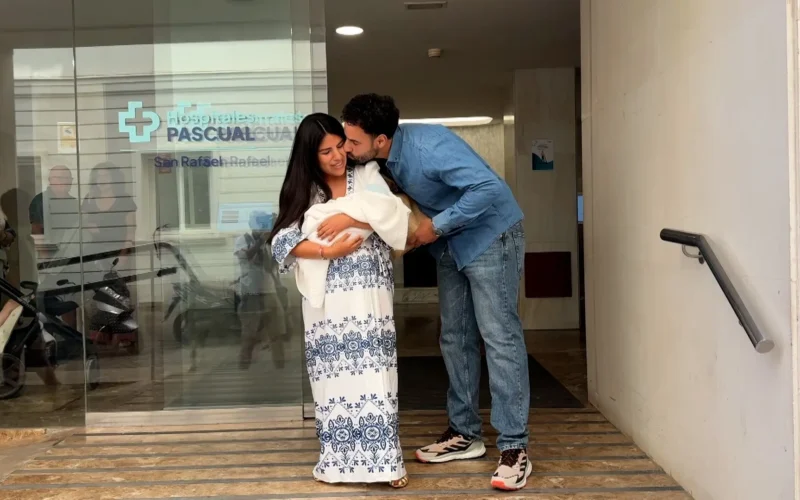 Isa Pantoja comparte la primera foto en casa, junto a su hijo Cairo: &quot;Buenos días titos&quot;