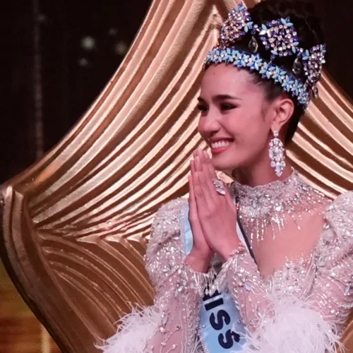 Quién es Suchata Chuangsri: la tailandesa que ha sido coronada como Miss Mundo 2025