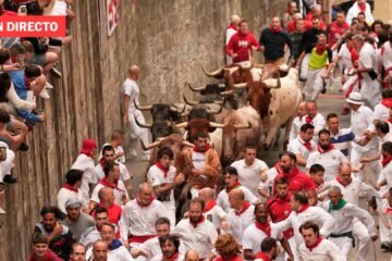Sexto encierro de San Fermín 2025, en directo | Un toro rezagado protagoniza momentos de tensión en el final del sexto encierro