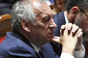 Bayrou supera la moción de censura, pero queda muy aislado en medio de la crisis política francesa