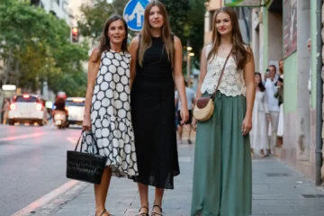 La reina Letizia y sus hijas van al cine en Palma a ver un documental sobre salud mental en su primera salida pública por la isla