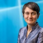Marnie Hughes-Warrington, historiadora: “Nuestras fotos son material de archivo que las IA convertirán en historia”