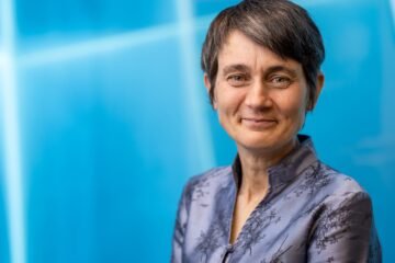 Marnie Hughes-Warrington, historiadora: “Nuestras fotos son material de archivo que las IA convertirán en historia”