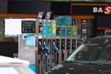 Así es la ley de consumo sostenible: veto a los anuncios de gasolina, cerco al ecopostureo y fin de la publicidad del miedo