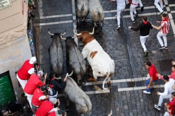 Sexto encierro de San Fermín | Multitudinario, emocionante y limpio sexto encierro de los toros de Escolar con el suelo mojado y el cartel de “No hay billetes” en el recorrido