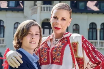 Simeón, el hijo de Kalina de Bulgaria, se gradúa en el colegio y se prepara para entrar en un monasterio chino a aprender kung-fu
