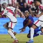 Escándalo en Vallecas: penalti muy dudoso sobre Lamine Yamal y el VAR no lo puede revisar… ¡porque no funciona!