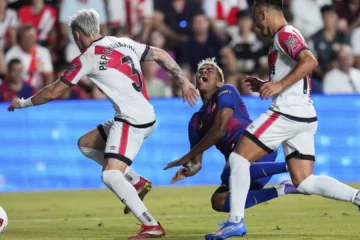 Escándalo en Vallecas: penalti muy dudoso sobre Lamine Yamal y el VAR no lo puede revisar… ¡porque no funciona!