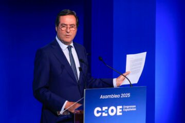 La CEOE se alinea con Iberdrola y pide a Europa eliminar los impuestos a la luz y castigar a los combustibles fósiles