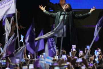 Nuevas piedras contra Milei, que cerró en un clima de tensión la campaña de cara a la elección en la estratégica provincia de Buenos Aires