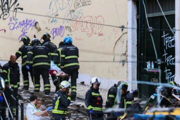 Un padre alemán, dos trabajadores de una entidad benéfica, el guardafrenos del funicular, dos coreanos…  estas son las víctimas del descarrilamiento en Lisboa