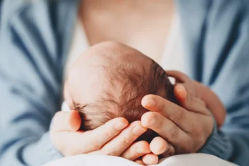 La advertencia de un alergólogo: si tu bebé tiene sangre en el pañal, puede ser un signo de alergia