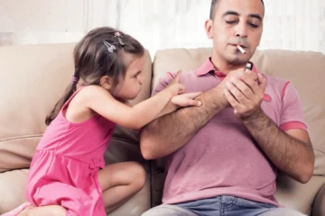 El tabaquismo pasivo de un padre en su infancia puede marcar la salud pulmonar del hijo