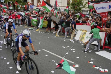 El Israel–Premier Tech descarta retirarse de la Vuelta pese a las protestas: «Otra decisión sería un precedente peligroso en el ciclismo»