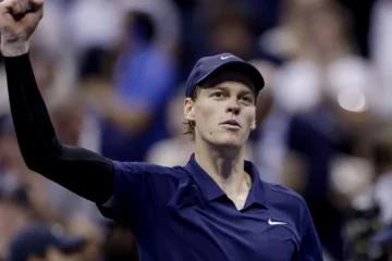 Jannik Sinner se cita en una nueva final con Carlos Alcaraz tras sufrir para superar a Auger-Aliassime