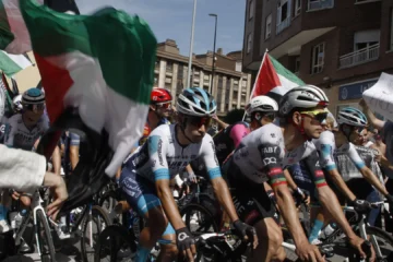 Marc Soler se lleva una etapa 14 de la Vuelta a España paralizada por las protestas por Palestina