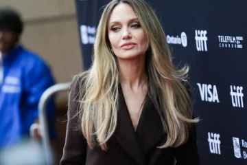 Angelina Jolie rompe a llorar al recordar a su madre, que murió de cáncer, durante la presentación de ‘Couture’