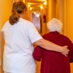 Así viven las cuidadoras profesionales de enfermos de Alzheimer: “Los familiares no te comprenden, pero creas lazos que te unen”