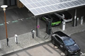 El coche eléctrico avanza en Europa: ya es el más barato de conducir, supone el 17% de las ventas y hay un millón de puntos de recarga