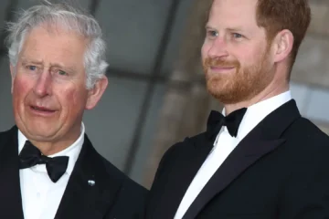 El rey Carlos de Inglaterra se reúne en Londres con su hijo Harry, 18 meses después de su último encuentro