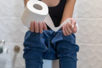 La doctora Sara Marin y los riesgos de limpiarse mal tras defecar: «El papel empeora las fisuras»