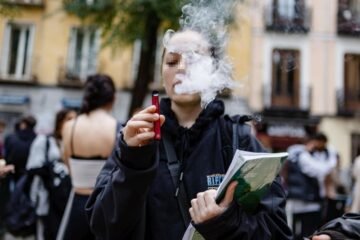El Gobierno prohibirá fumar y vapear a los menores, con multas para sus padres