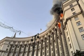 Rusia lanza su mayor ataque aéreo contra Ucrania e incendia el edificio del Gobierno