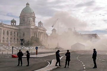 El presidente de Serbia empieza a ganar el pulso de los manifestantes un año después, pero se hunde en la polarización