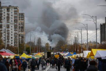 Sábado de bombardeo y mercadillo en Kiev