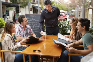 Qué significa que ayudes a los camareros a recoger la mesa, según la psicología