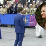 Un joven se ‘declara’ a Leonor en una divertida escena en Valdesoto: «¿Prestaríai ser esposa de un buen galán asturianu?»