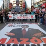 Miles de valencianos salen de nuevo a la calle para pedir la dimisión de Mazón un año después de la dana