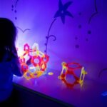 Tu hija es bienvenida en el museo y puede tocar las cosas: los centros se ponen a la altura de los niños para dirigir su atención hacia el arte