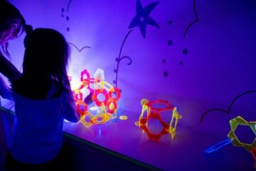 Tu hija es bienvenida en el museo y puede tocar las cosas: los centros se ponen a la altura de los niños para dirigir su atención hacia el arte