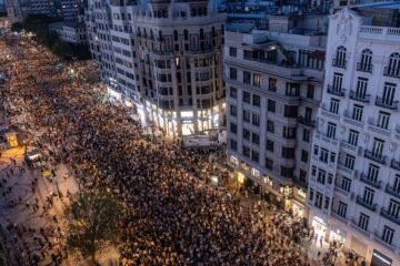 La calle mantiene la presión sobre Mazón: miles de valencianos se manifiestan un año después de la dana