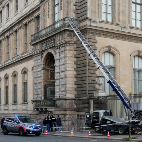 La empresa de la escalera utilizada para el robo en el Louvre lanza una campaña de publicidad: “Silenciosa como un susurro”