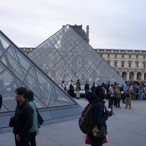 El Louvre reabre tres días después del robo de las joyas de la Corona