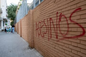 El cráter del suicidio tras el ‘bullying’: una menor muerta en Sevilla, padres destrozados, chicas hostigadas, alumnos y profesores en ‘shock’