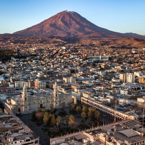 El choque entre el Cervantes y la RAE y la crisis política en Perú enturbian el congreso del español en Arequipa