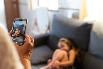 El Ministerio de Juventud regulará el ‘sharenting’, la práctica de subir fotos de los hijos a las redes