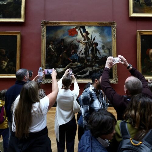 El Louvre del día después: el museo vuelve a abrir con la herida a la vista
