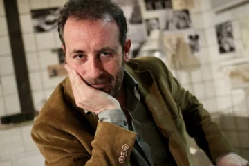 Así es Antonio Molero a sus 57 años: de Fiti en ‘Los Serrano’ a templar las tablas del teatro