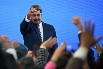 Pastores evangélicos bendicen a Maduro, que pide oraciones ante el conflicto en el Caribe: «Que reine la paz, no la guerra»
